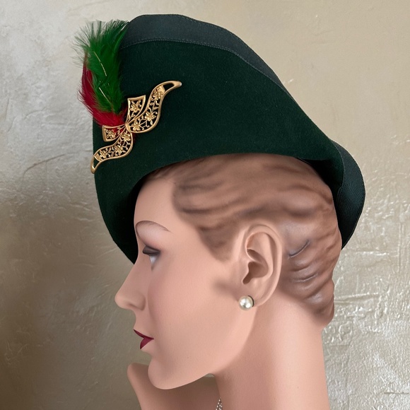 FESTIVE 1940\'s GREEN FELT  FEDORA WITH GROSGRAIN EDGING , BROOCH & FEATHERS main image 13